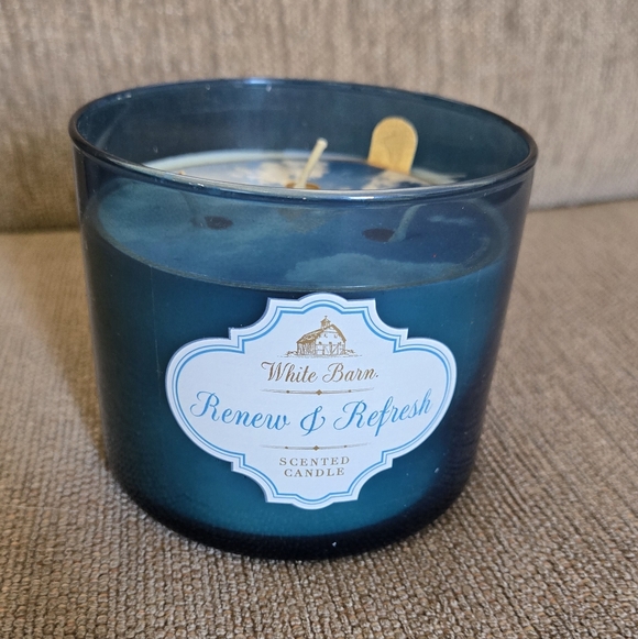 White Barn candle - Renew & Refresh - Picture 1 of 3